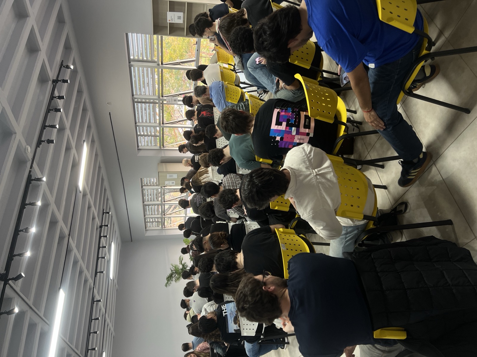 La sala llena, vista desde atrás